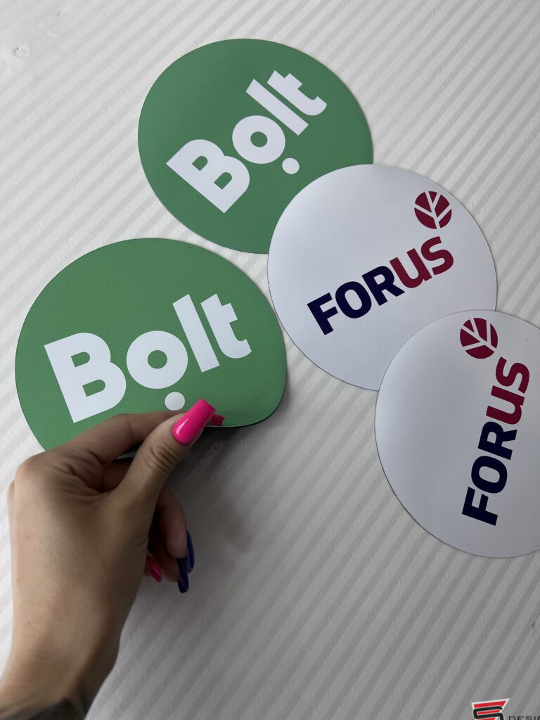 Bolt un Forus auto magnētiskās uzlīmes
